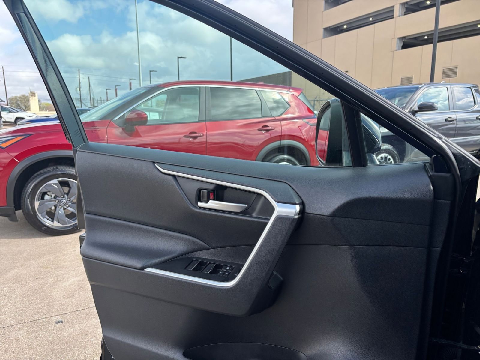 Thumbnail: 2025 Toyota RAV4 - 18