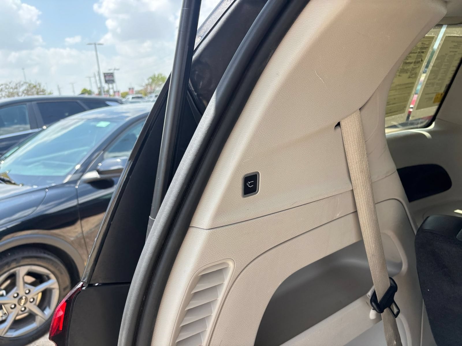 Thumbnail: 2023 Chrysler Pacifica - 22