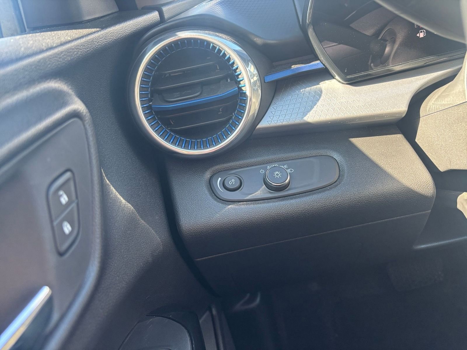 Thumbnail: 2025 Chevrolet Trax - 32