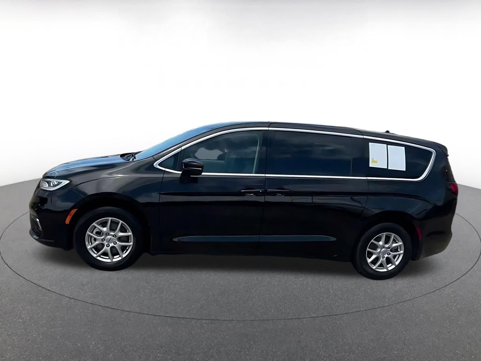 Thumbnail: 2024 Chrysler Pacifica - 8