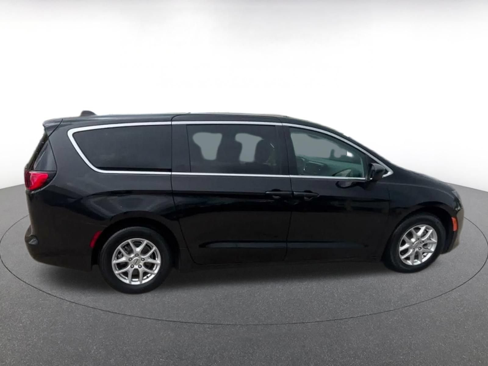 Thumbnail: 2023 Chrysler Voyager - 15