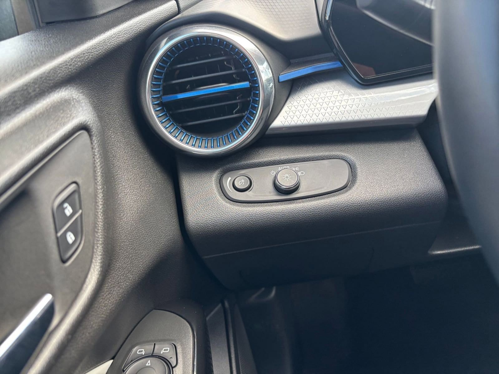 Thumbnail: 2025 Chevrolet Trax - 33