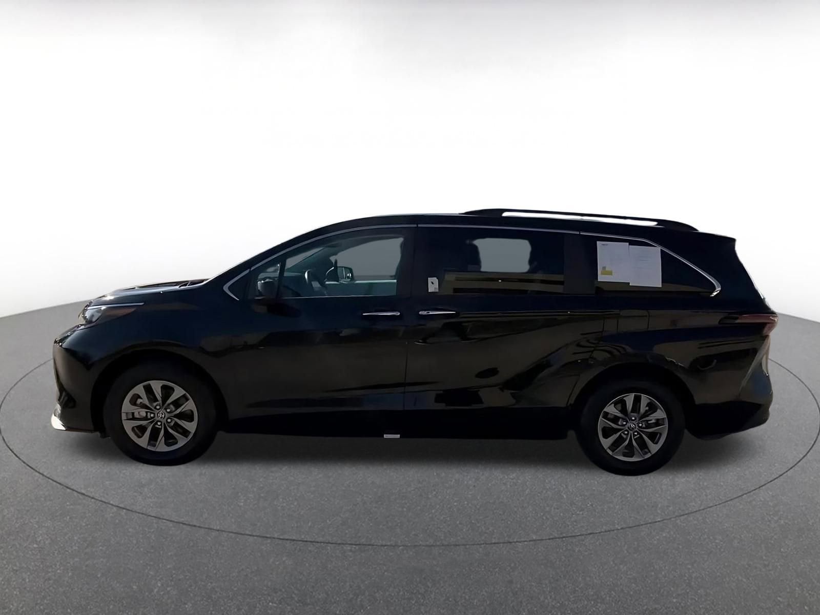Thumbnail: 2025 Toyota Sienna - 9