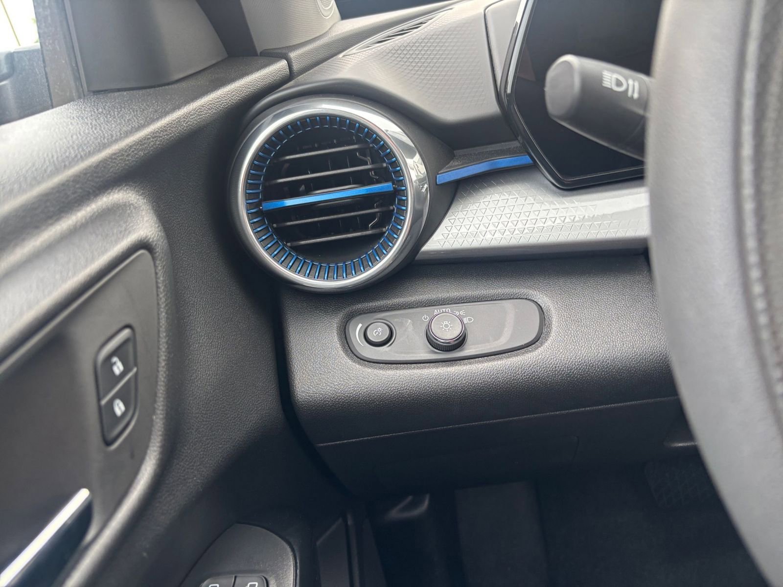 Thumbnail: 2025 Chevrolet Trax - 33