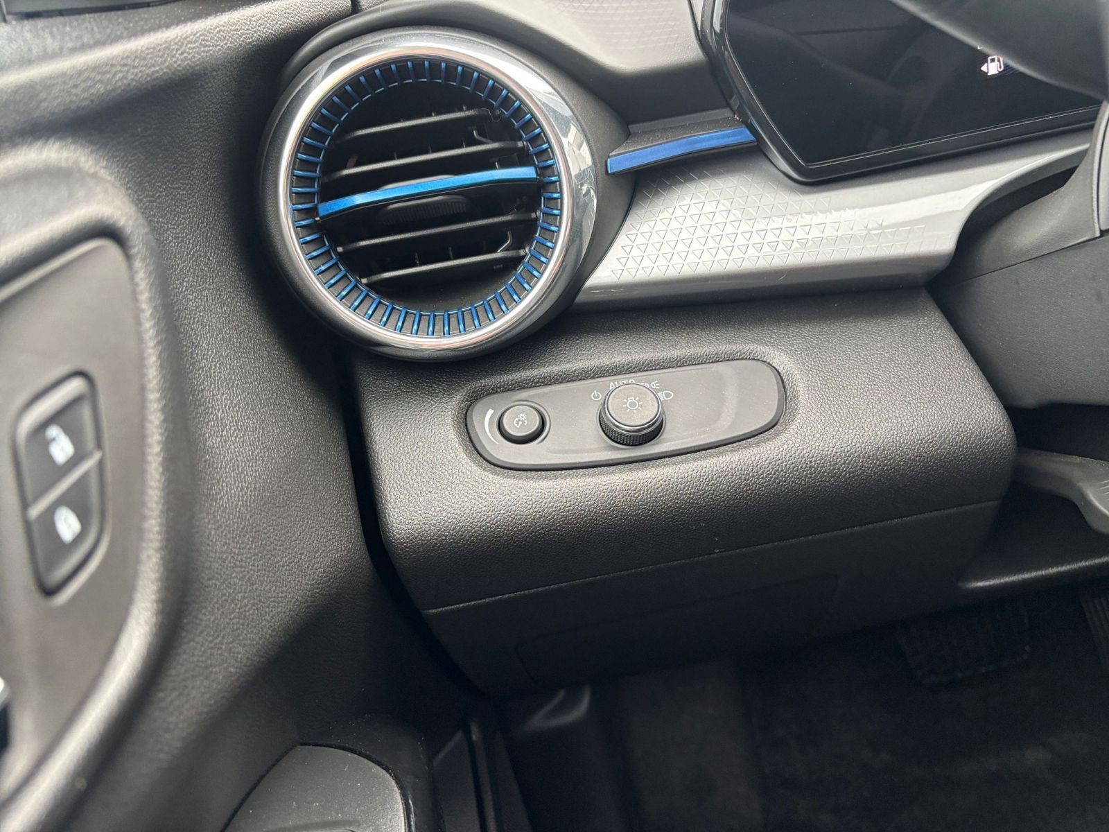 Thumbnail: 2025 Chevrolet Trax - 33