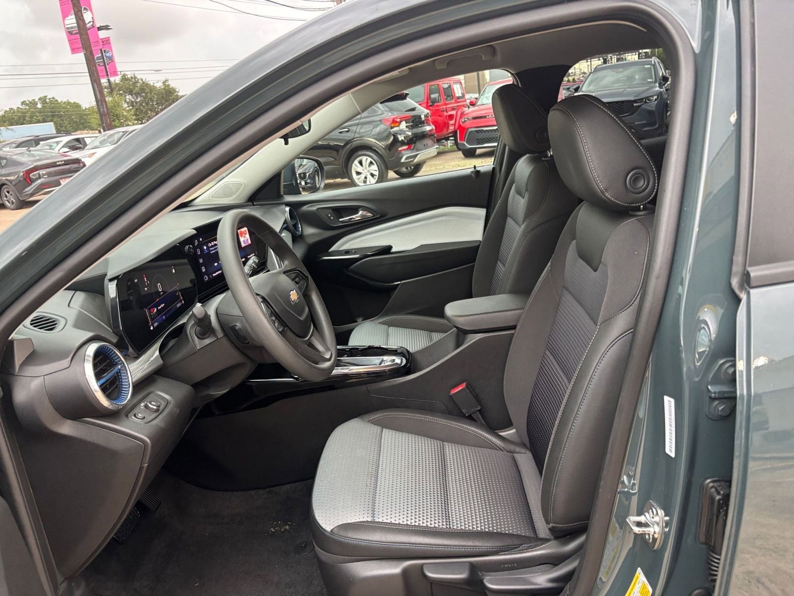 Thumbnail: 2025 Chevrolet Trax - 25