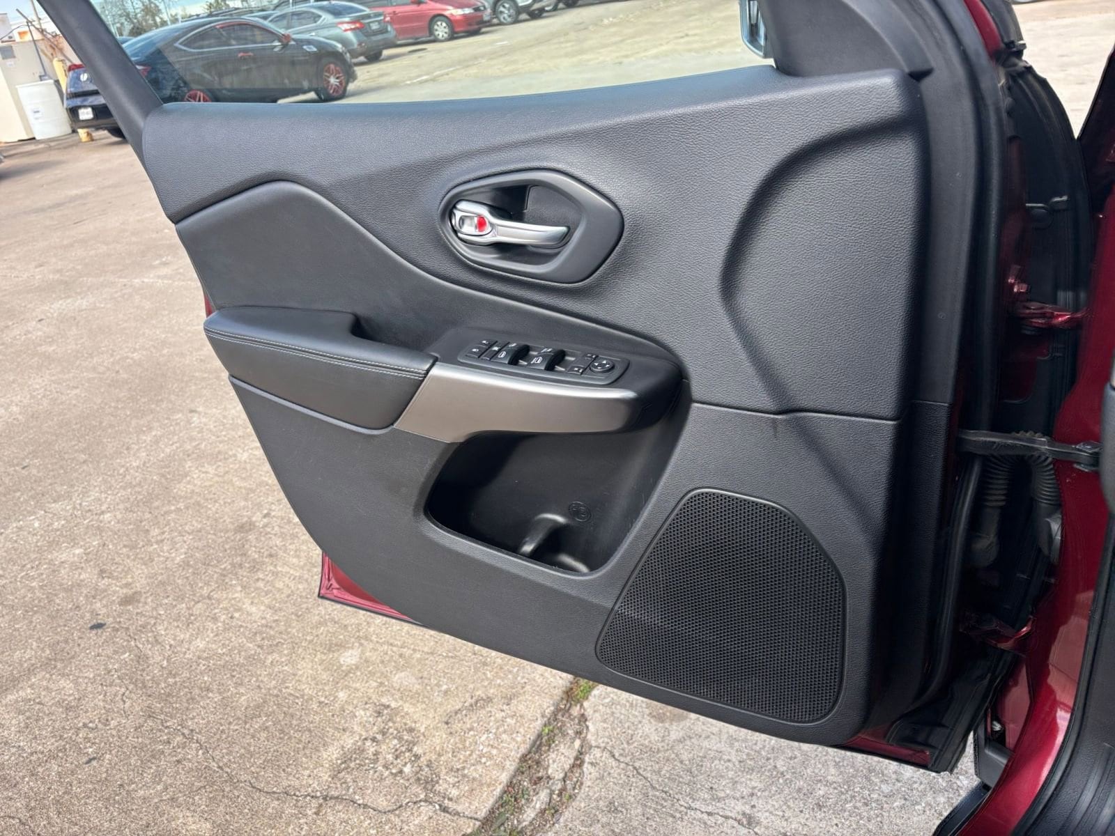 Thumbnail: 2020 Jeep Cherokee - 20