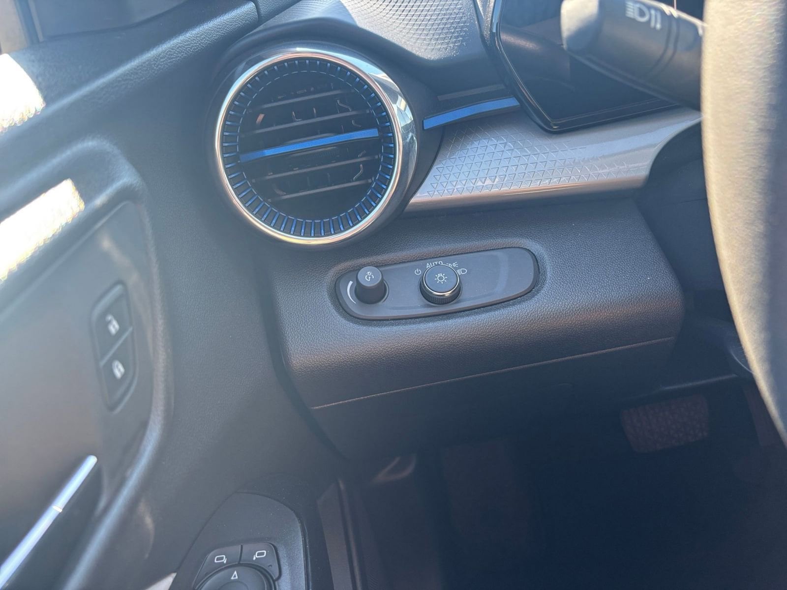 Thumbnail: 2025 Chevrolet Trax - 32