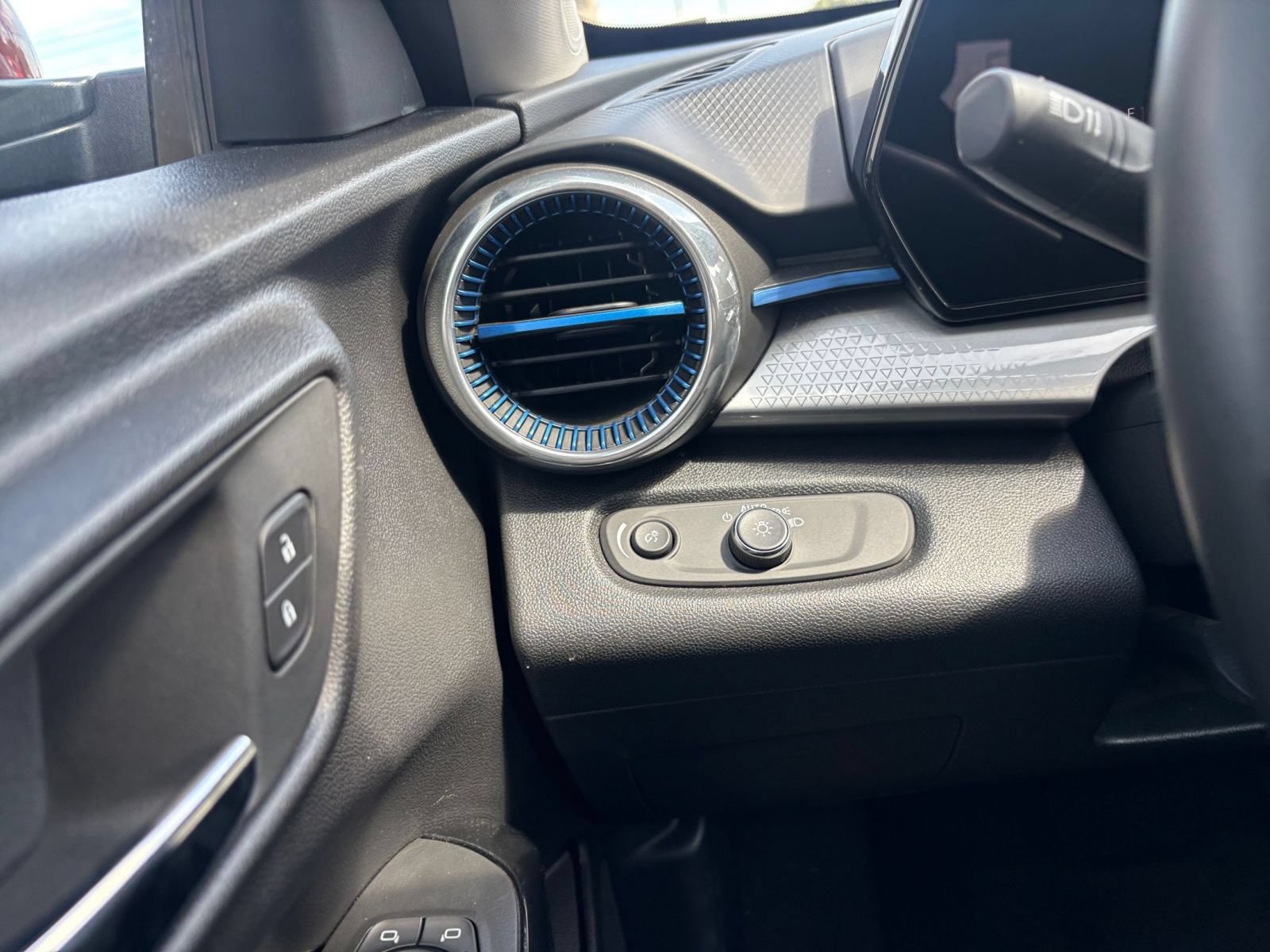Thumbnail: 2025 Chevrolet Trax - 33