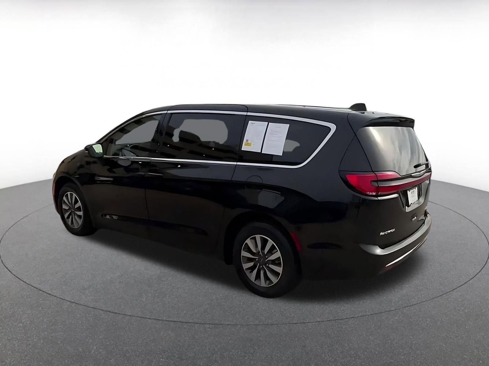 Thumbnail: 2023 Chrysler Pacifica - 11