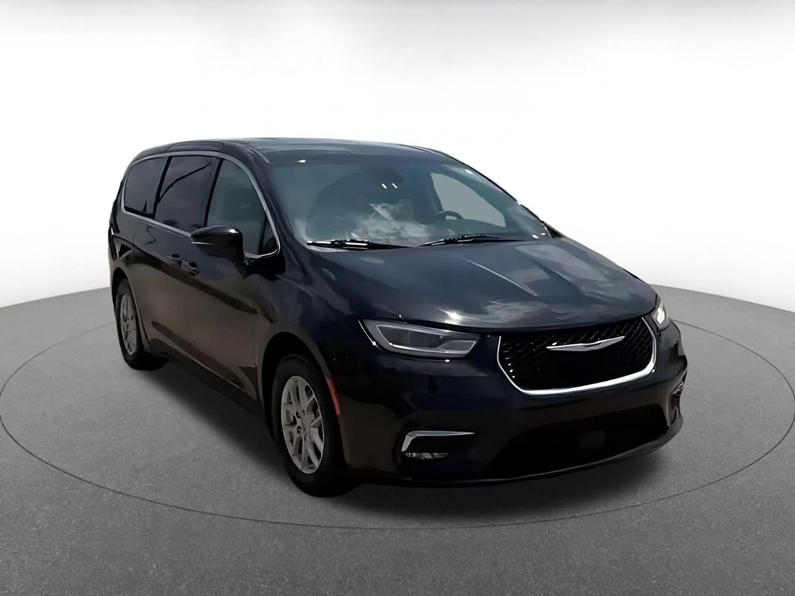 Thumbnail: 2023 Chrysler Pacifica - 3