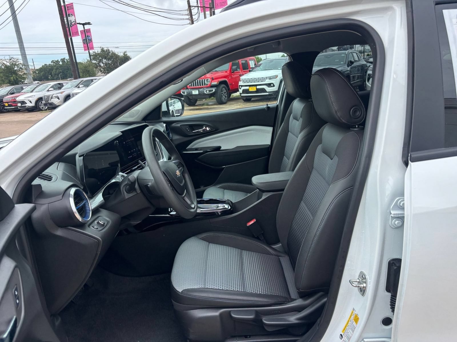 Thumbnail: 2025 Chevrolet Trax - 25