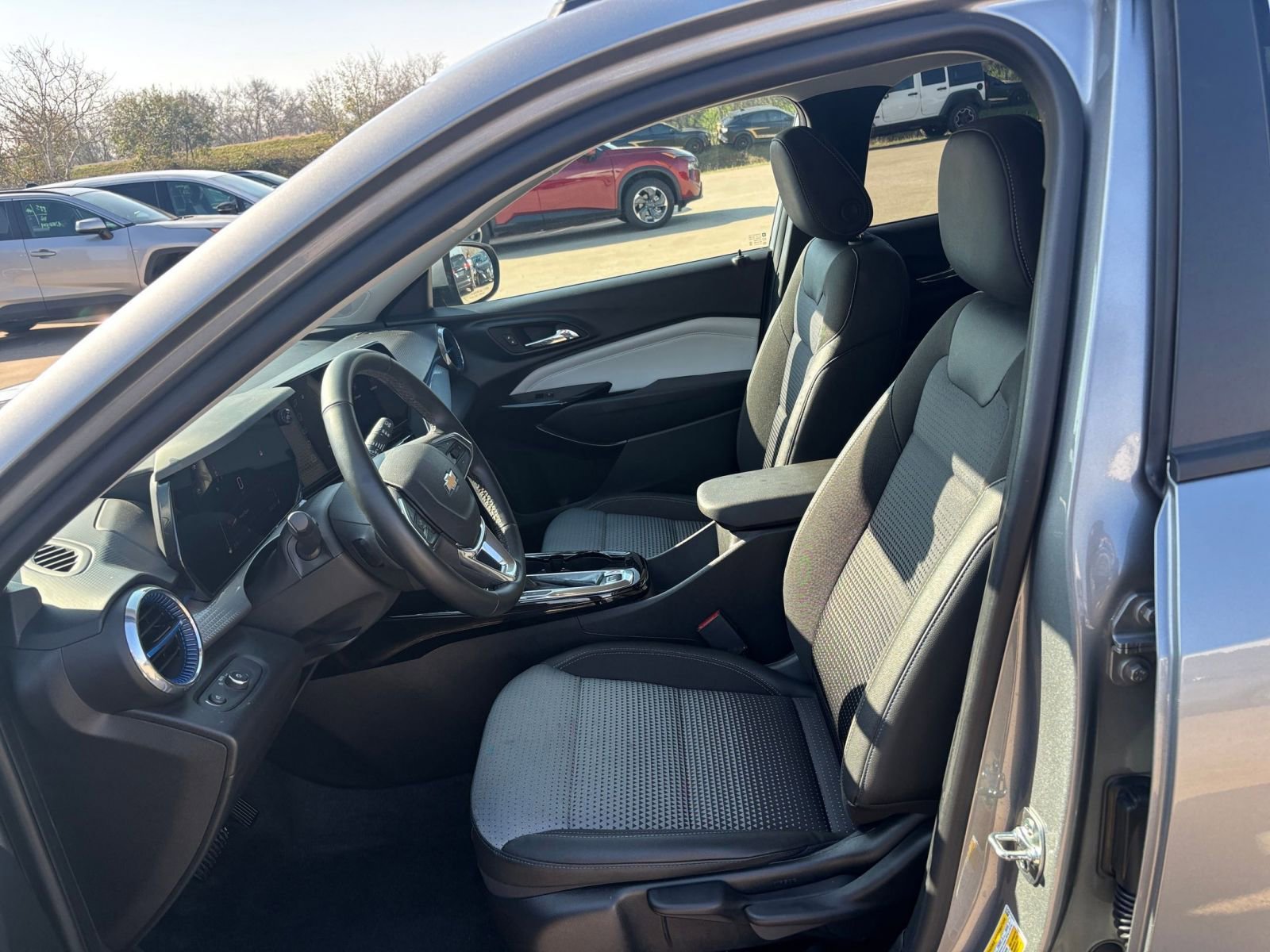 Thumbnail: 2025 Chevrolet Trax - 25