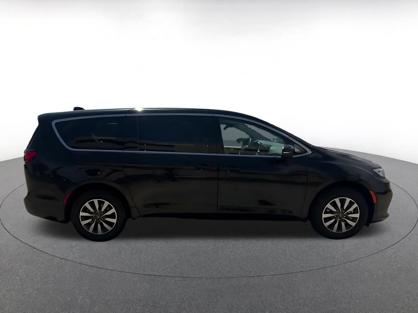 Thumbnail: 2023 Chrysler Pacifica - 16