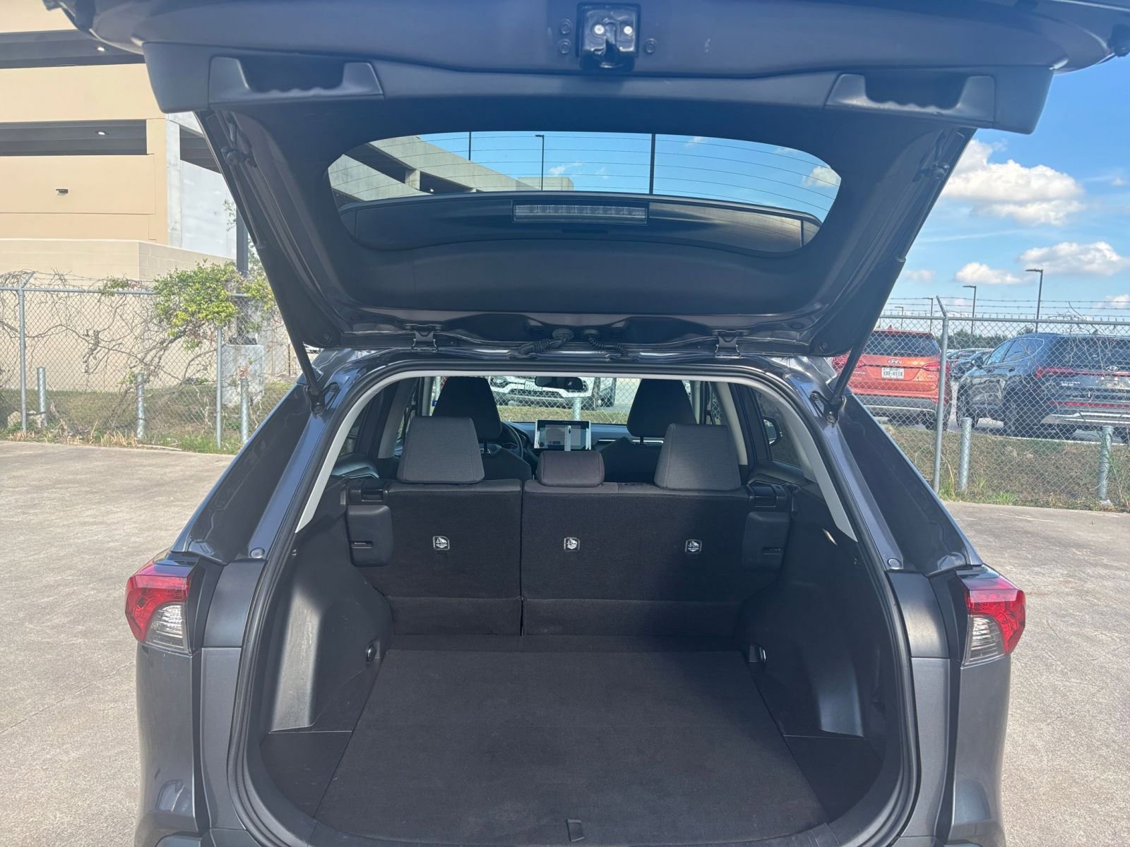 Thumbnail: 2025 Toyota RAV4 - 29