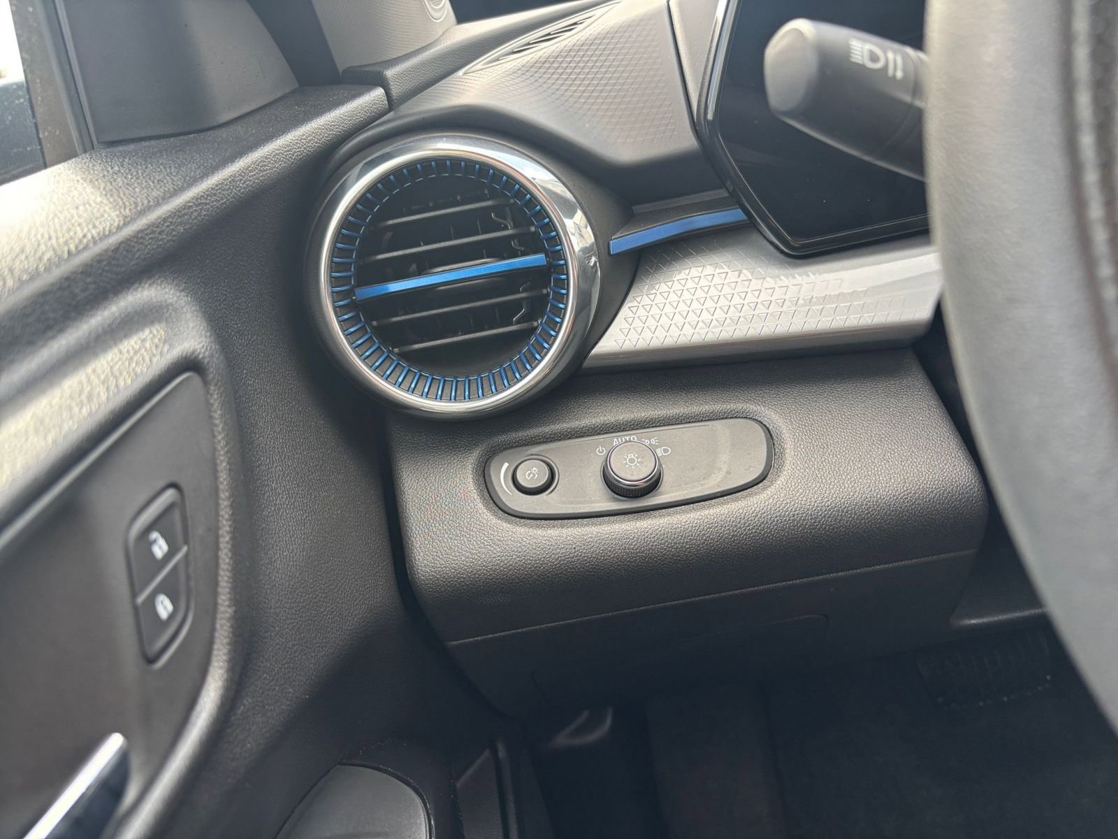 Thumbnail: 2025 Chevrolet Trax - 33