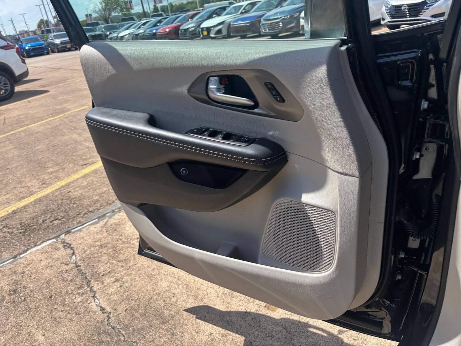 Thumbnail: 2023 Chrysler Pacifica - 18