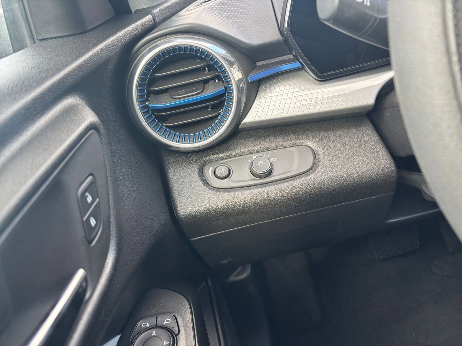 Thumbnail: 2025 Chevrolet Trax - 32