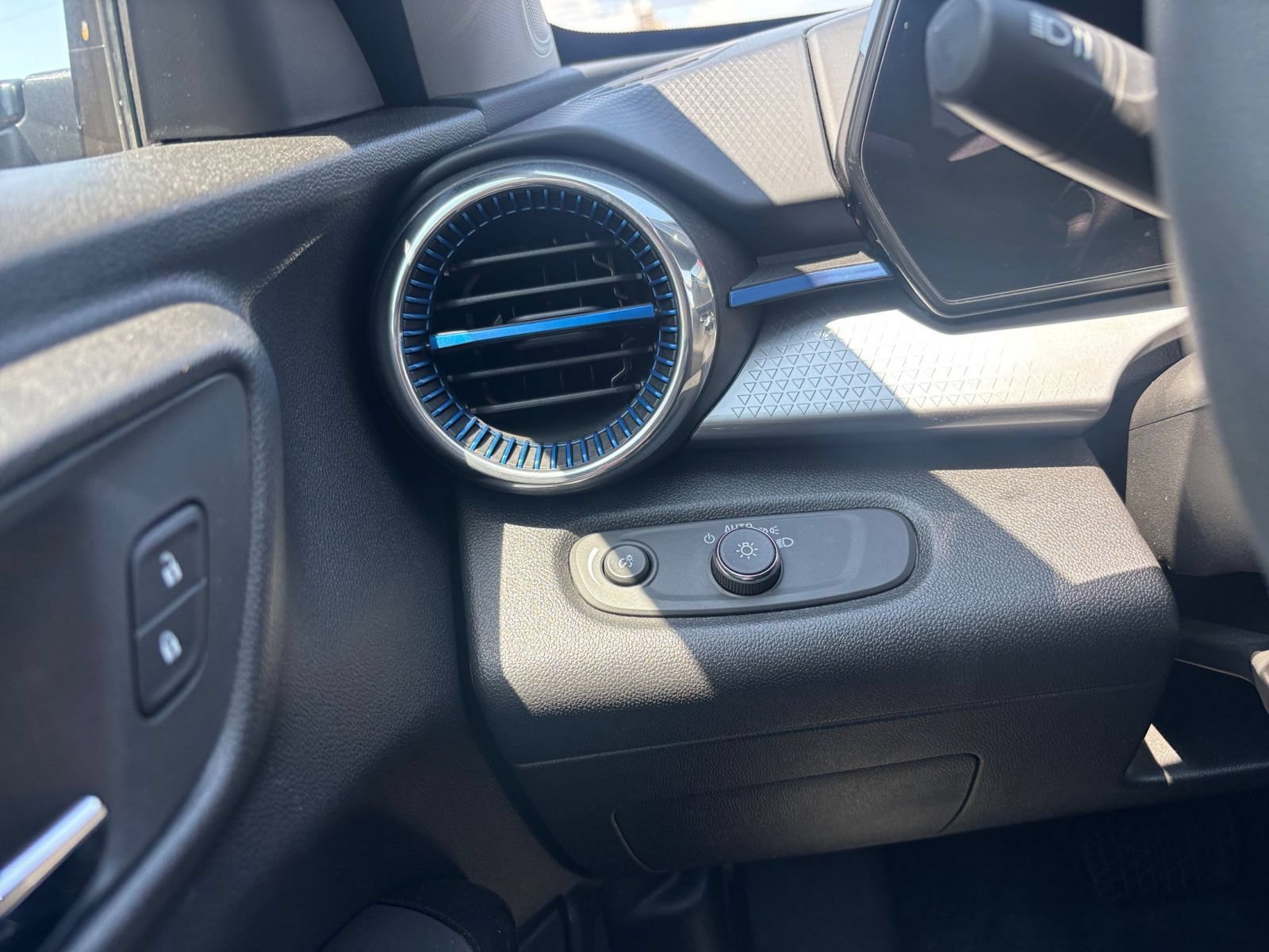 Thumbnail: 2025 Chevrolet Trax - 28