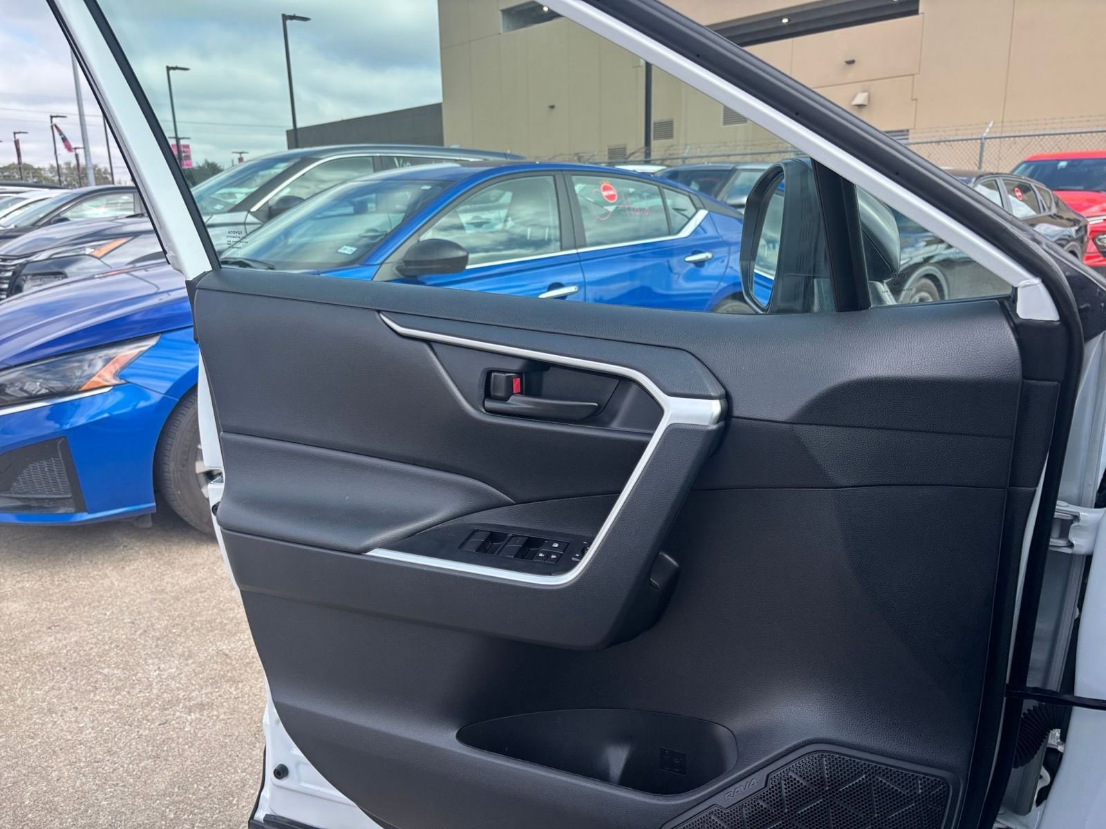 Thumbnail: 2025 Toyota RAV4 - 18