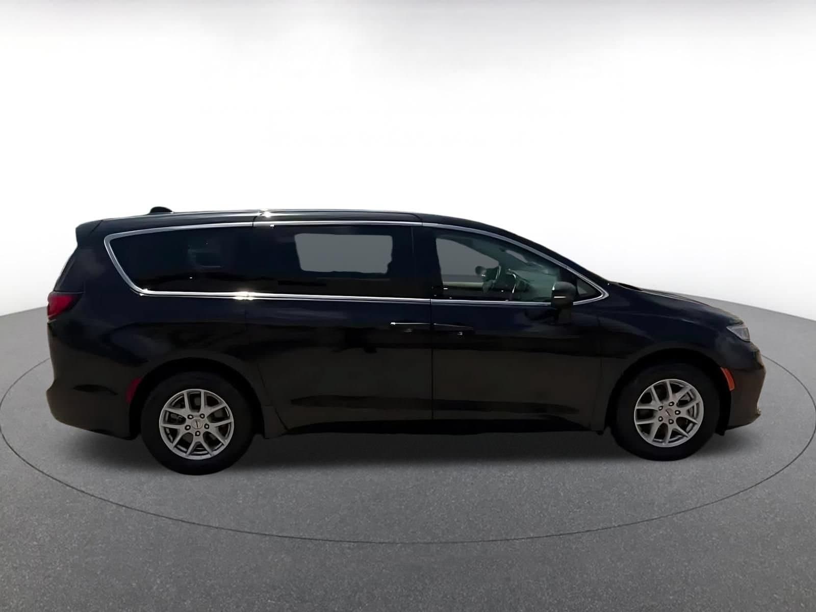 Thumbnail: 2023 Chrysler Pacifica - 15
