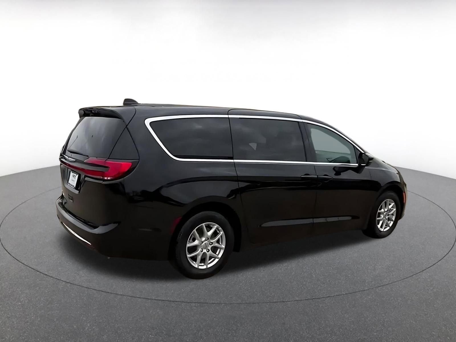 Thumbnail: 2025 Chrysler Pacifica - 15