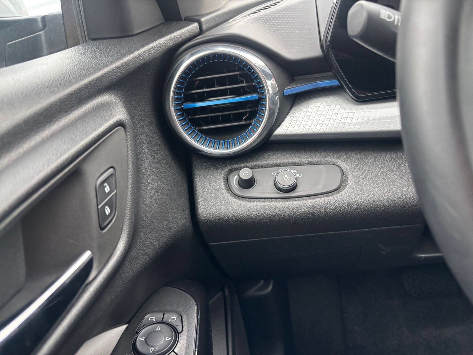 Thumbnail: 2025 Chevrolet Trax - 32