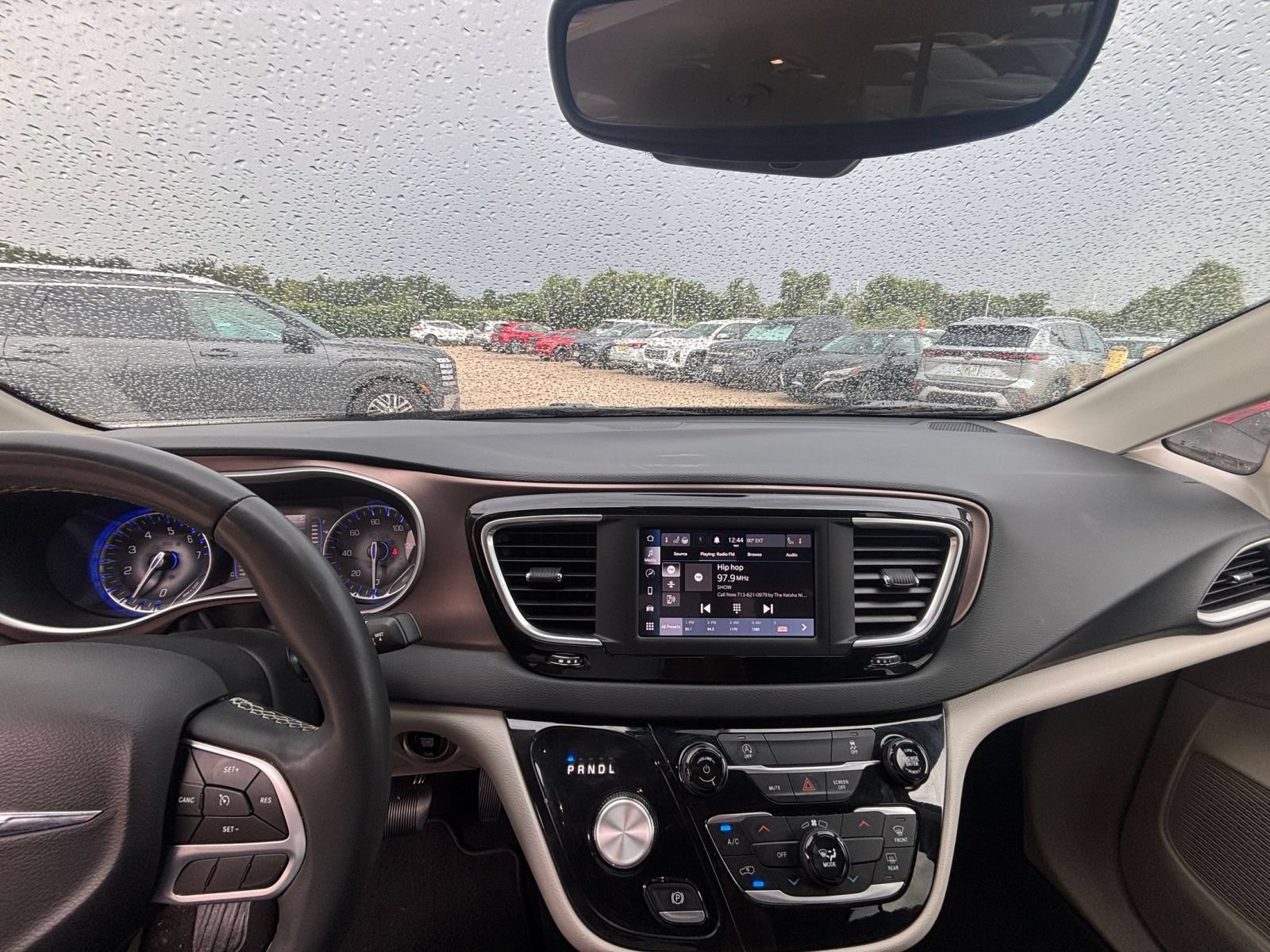 Thumbnail: 2023 Chrysler Voyager - 34