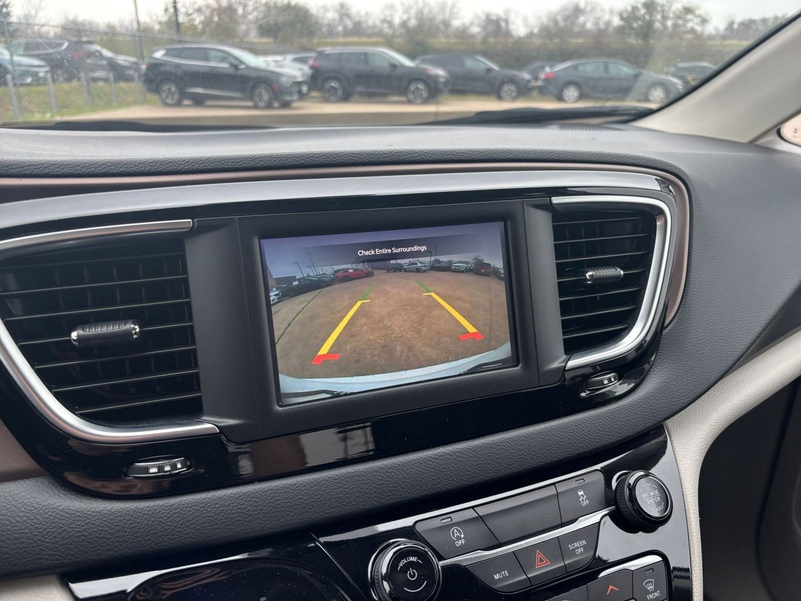 Thumbnail: 2023 Chrysler Voyager - 25