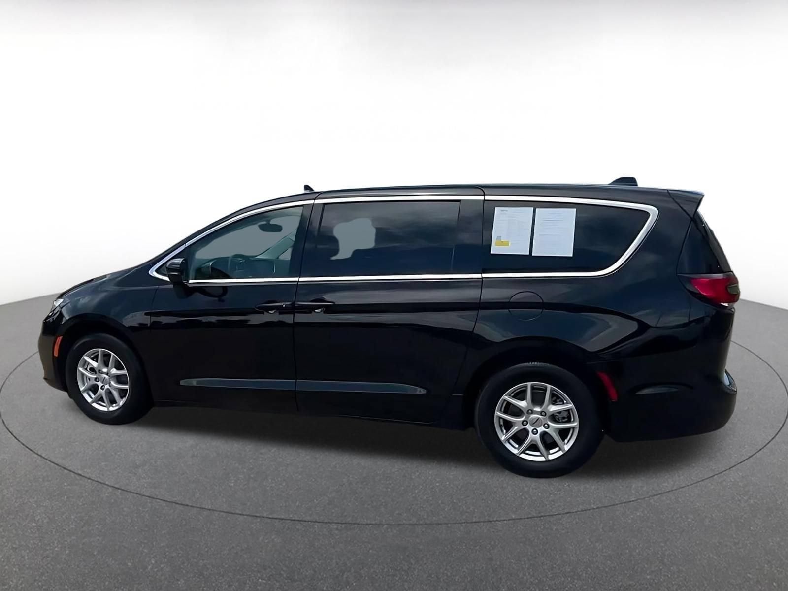 Thumbnail: 2024 Chrysler Pacifica - 9