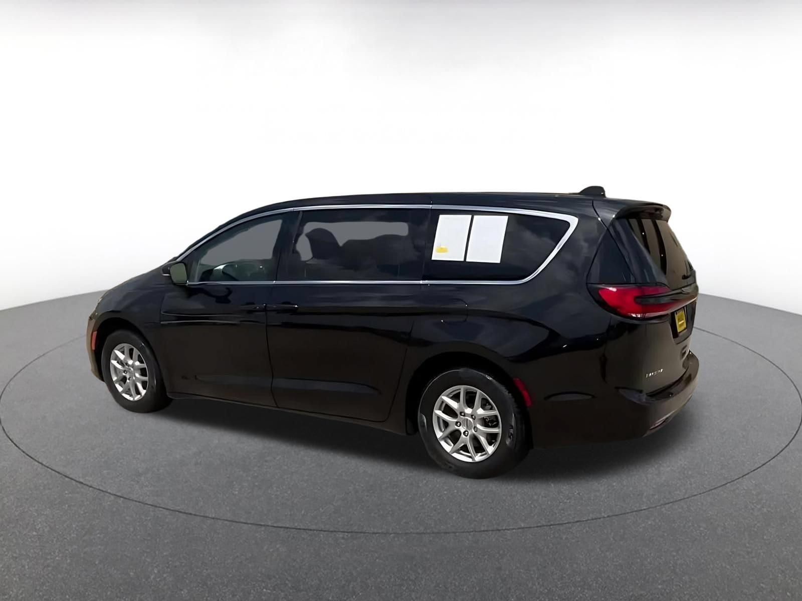 Thumbnail: 2023 Chrysler Pacifica - 9