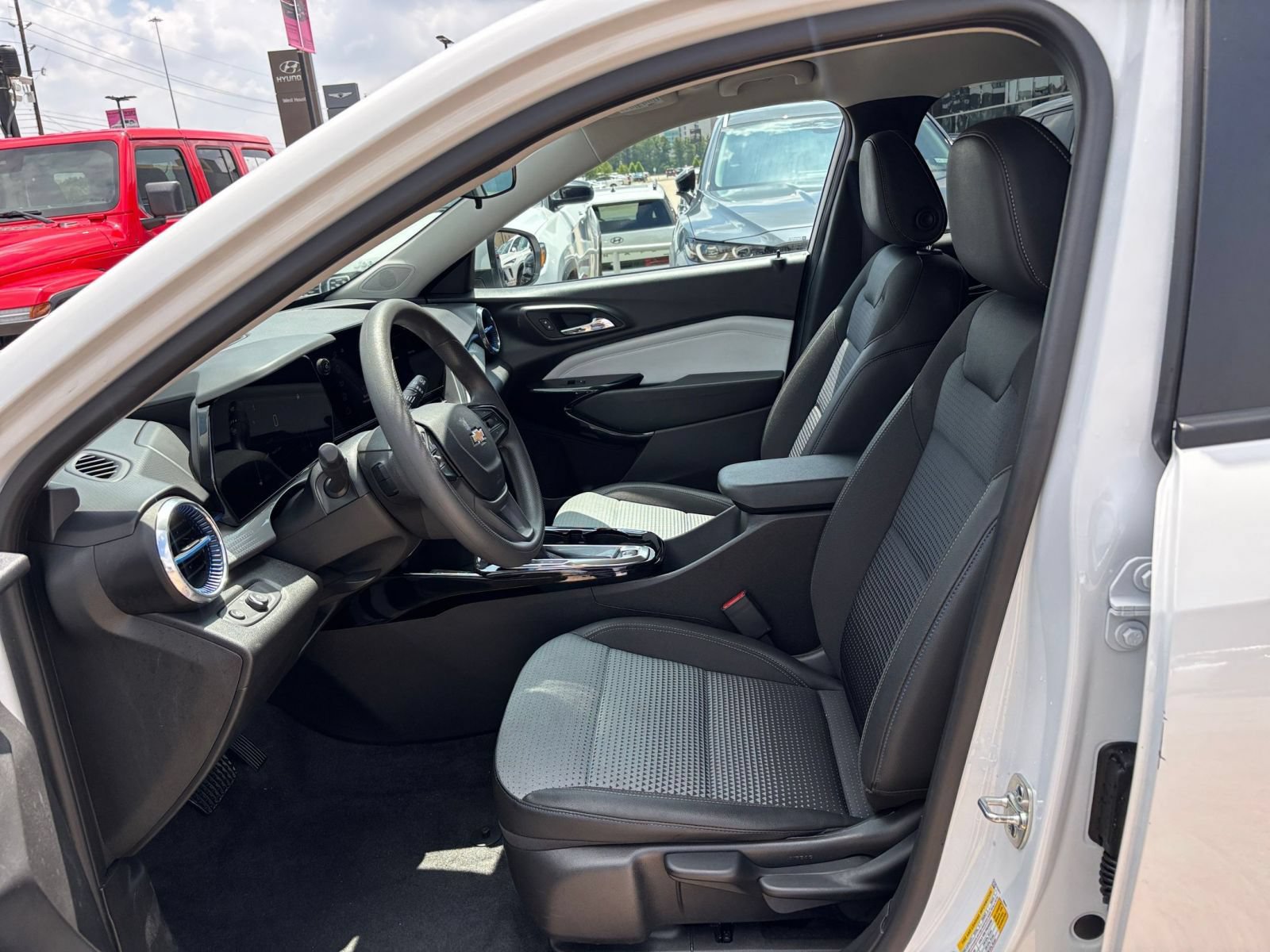 Thumbnail: 2025 Chevrolet Trax - 25