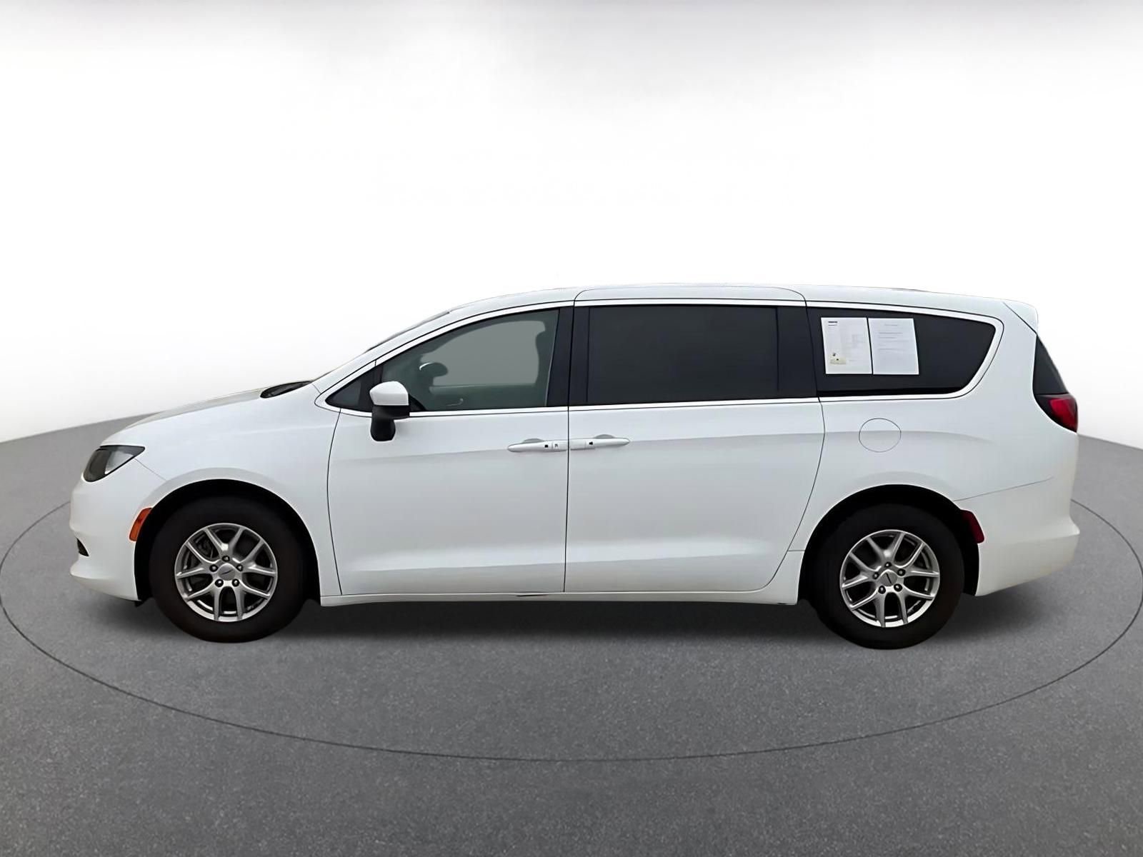 Thumbnail: 2023 Chrysler Voyager - 9