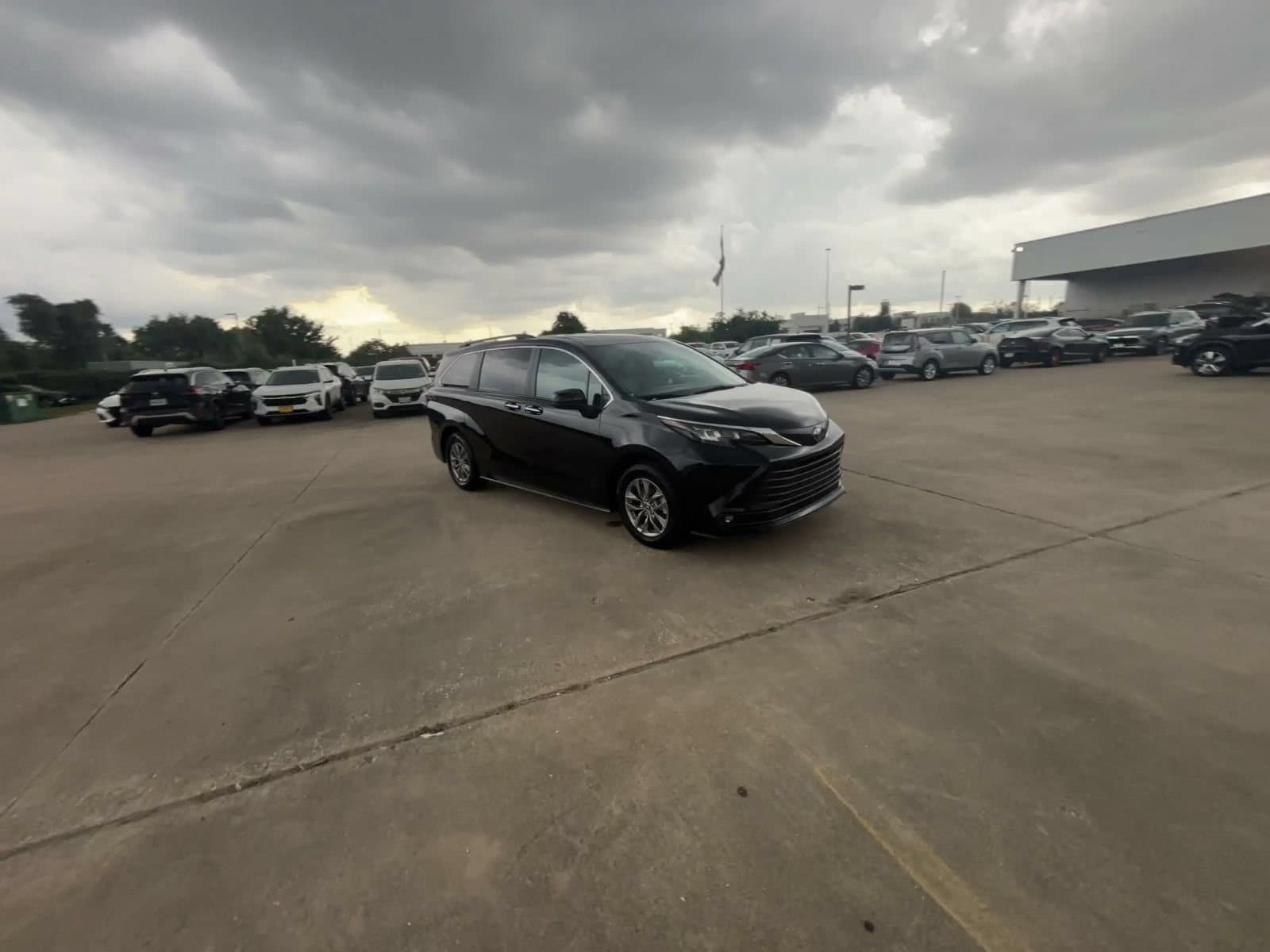 Thumbnail: 2025 Toyota Sienna - 2