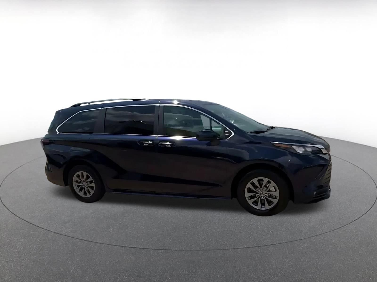 Thumbnail: 2025 Toyota Sienna - 2