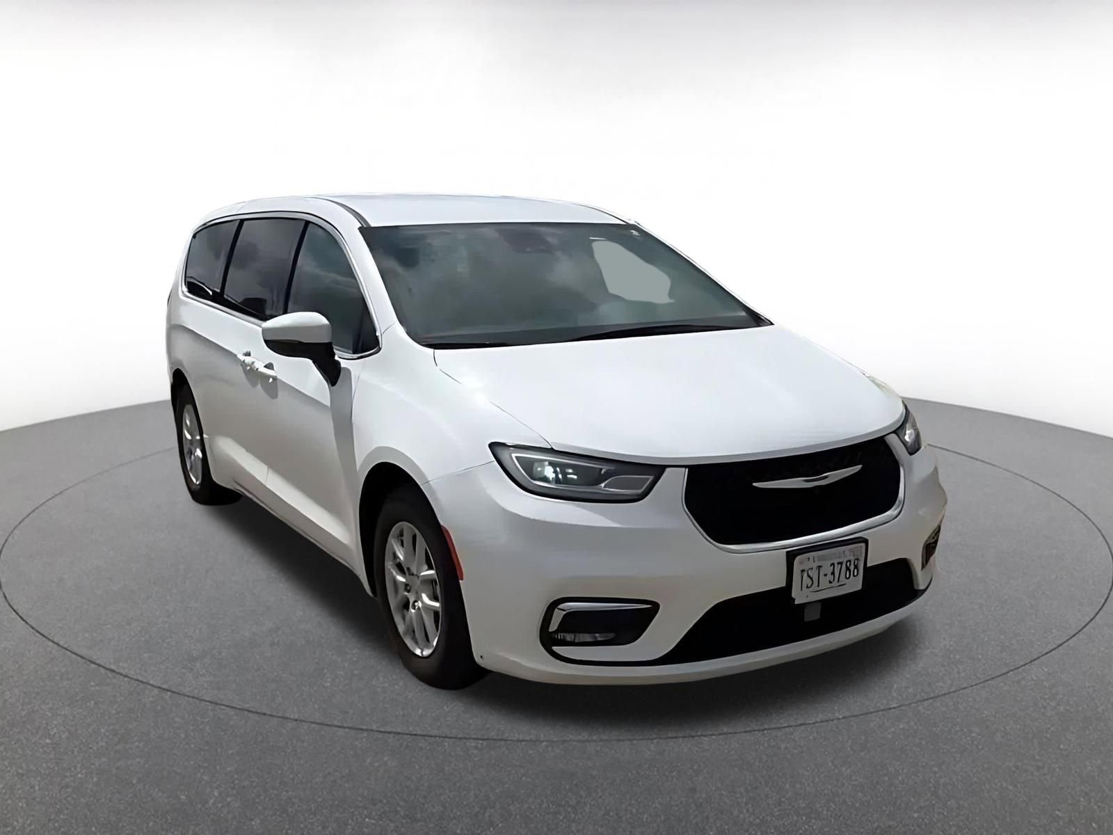 Thumbnail: 2023 Chrysler Pacifica - 3
