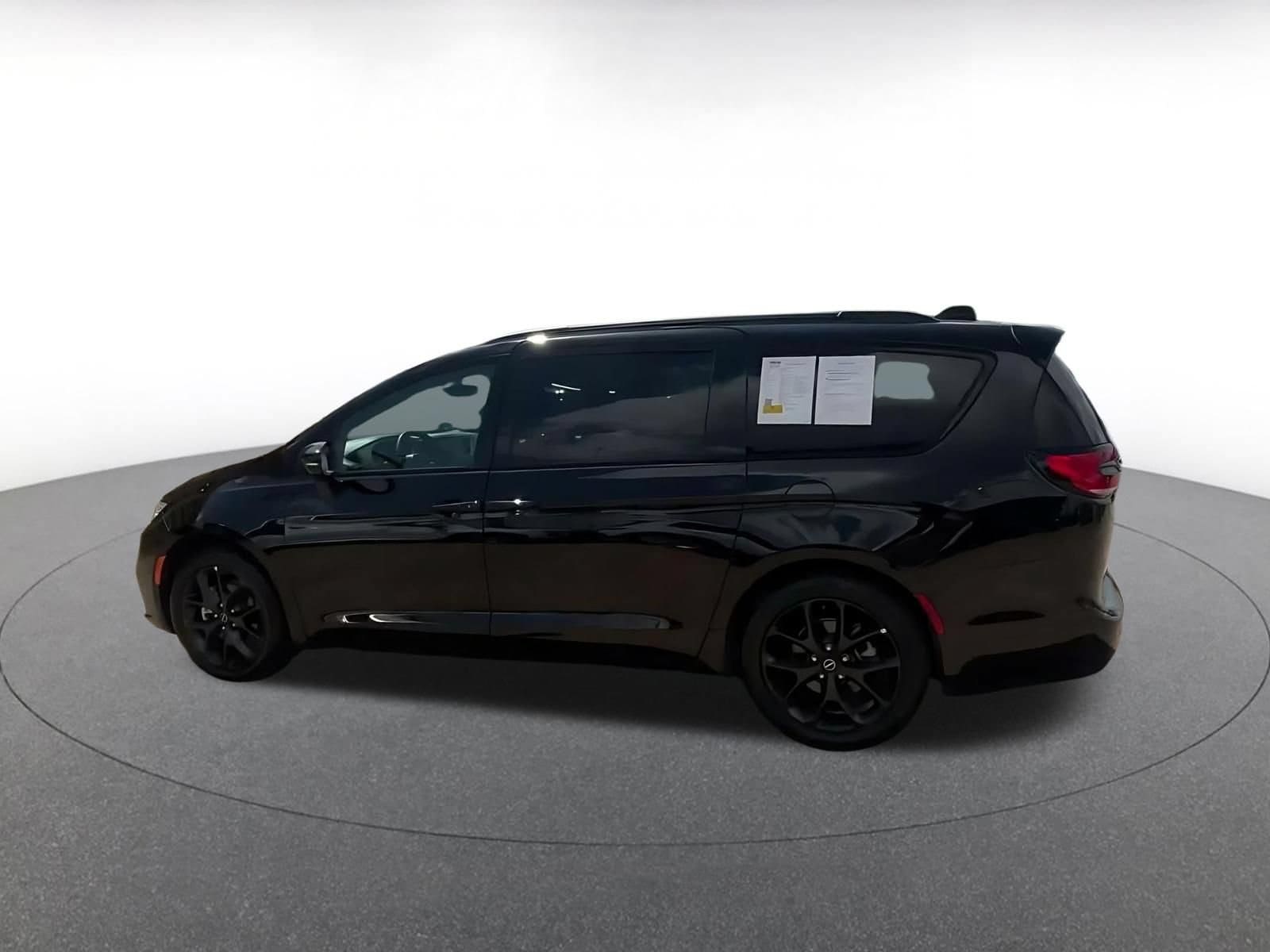 Thumbnail: 2025 Chrysler Pacifica - 9