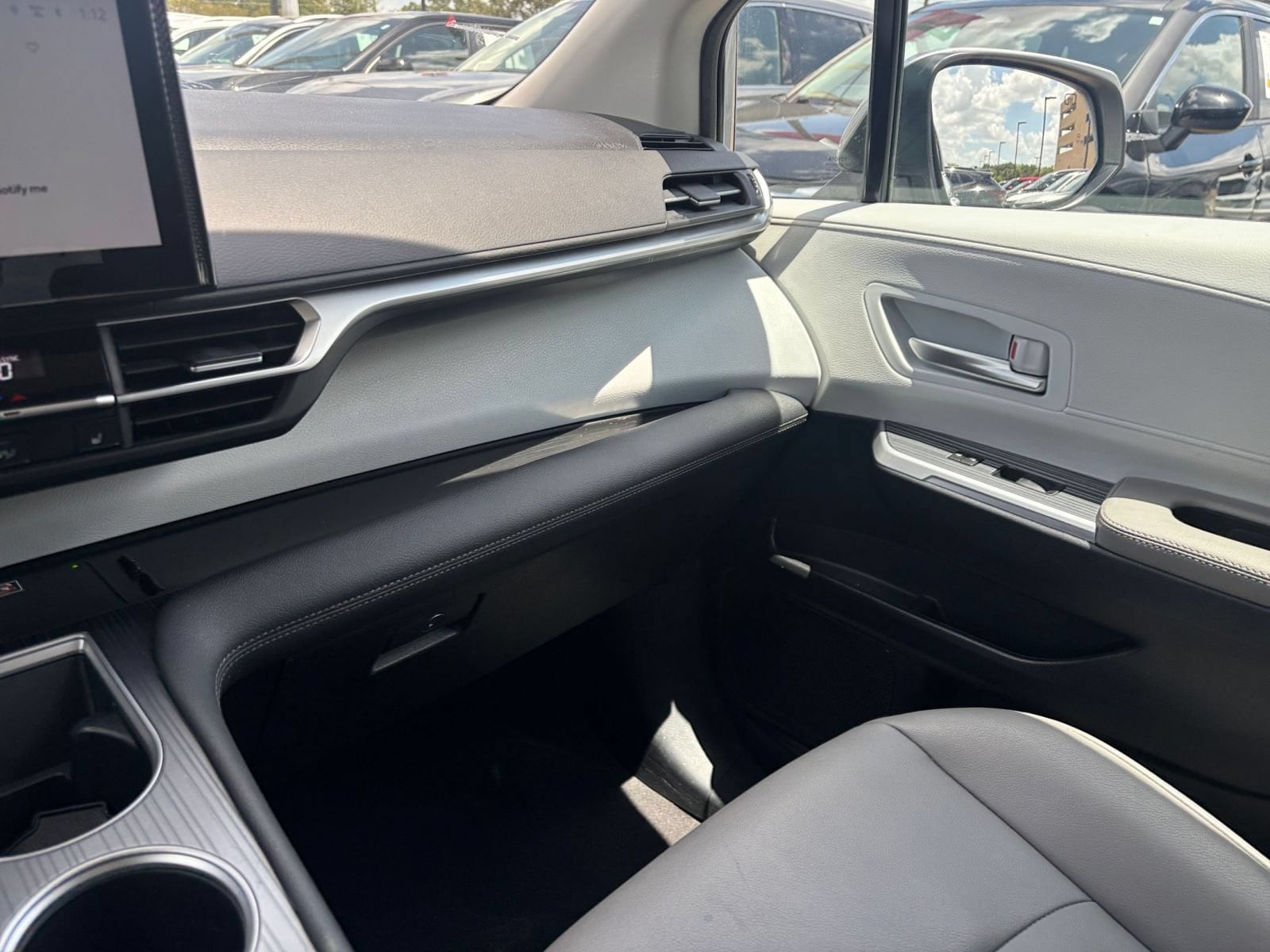 Thumbnail: 2025 Toyota Sienna - 33