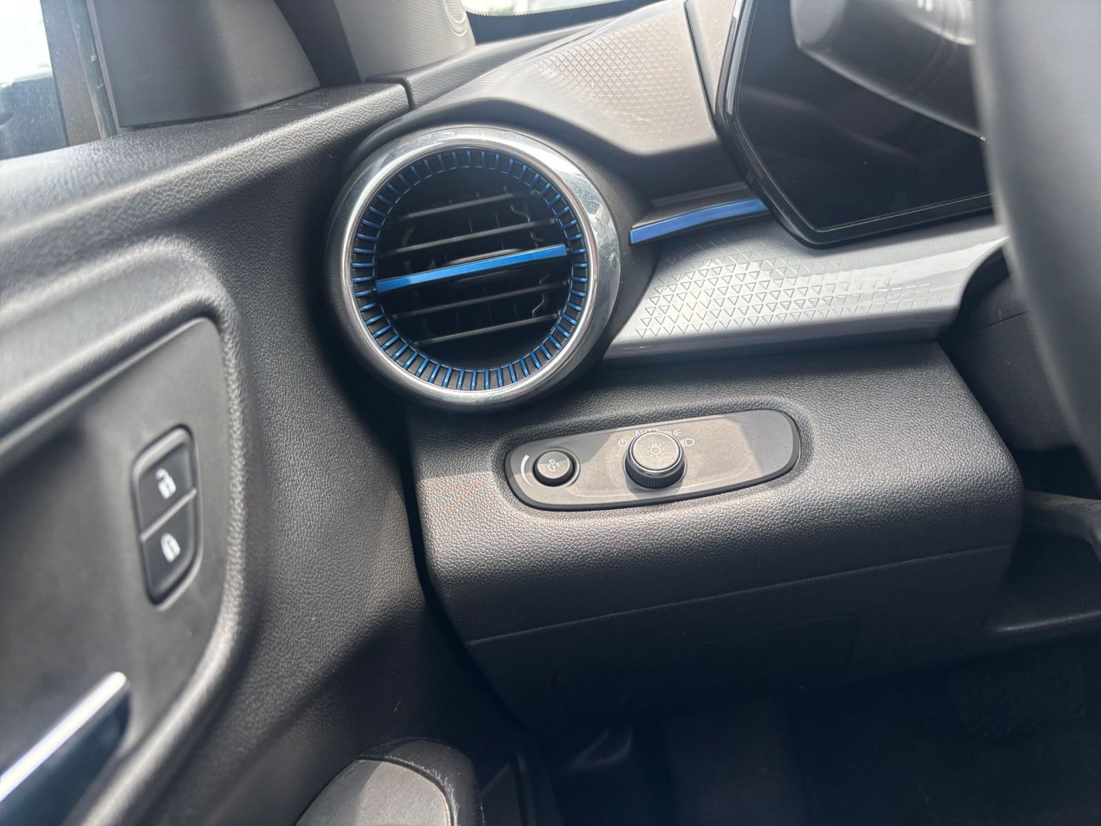 Thumbnail: 2025 Chevrolet Trax - 33