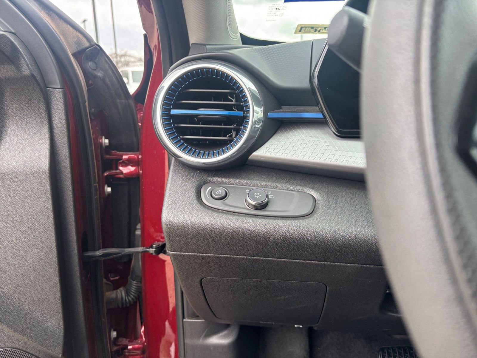 Thumbnail: 2025 Chevrolet Trax - 32