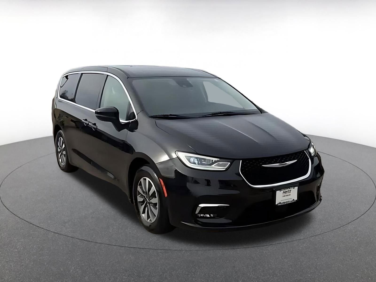 Thumbnail: 2023 Chrysler Pacifica - 3