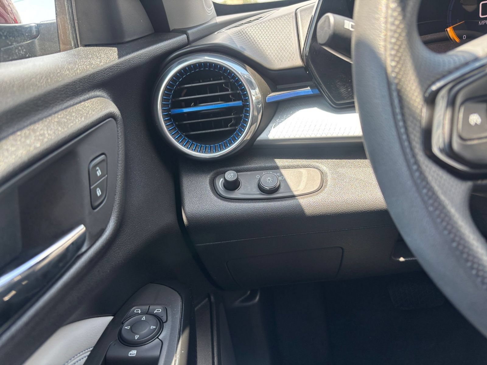 Thumbnail: 2025 Chevrolet Trax - 33