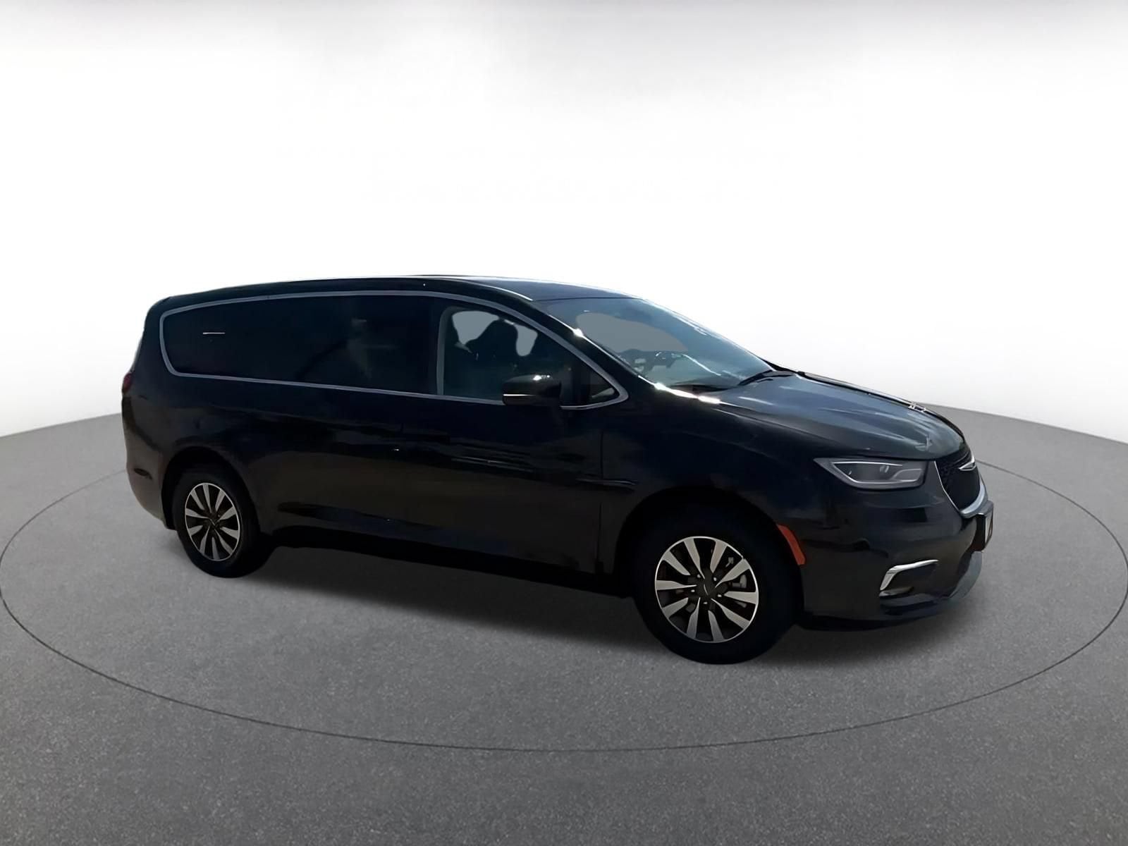 Thumbnail: 2023 Chrysler Pacifica - 2