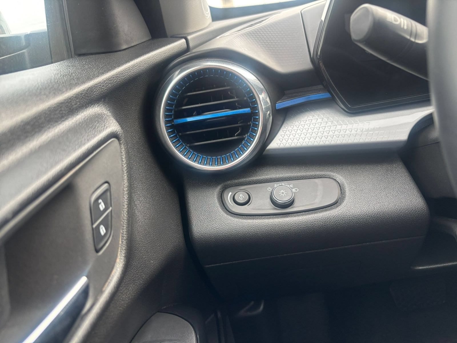 Thumbnail: 2025 Chevrolet Trax - 33