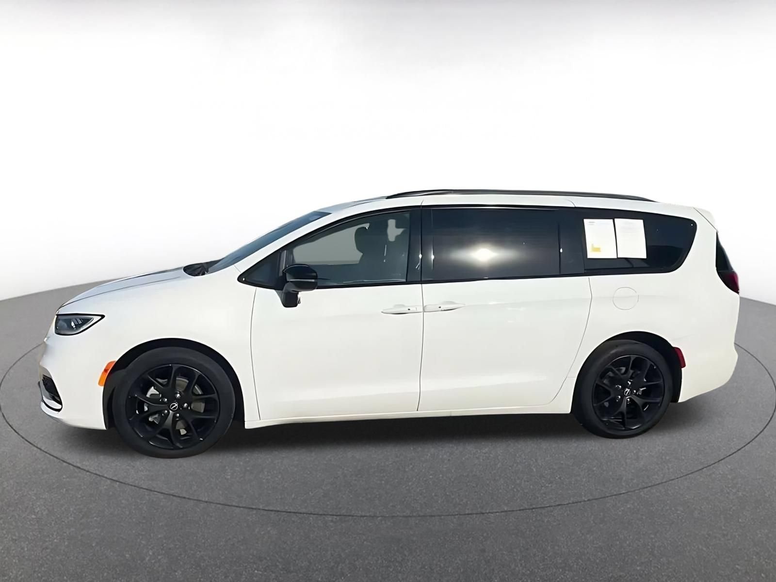 Thumbnail: 2025 Chrysler Pacifica - 8