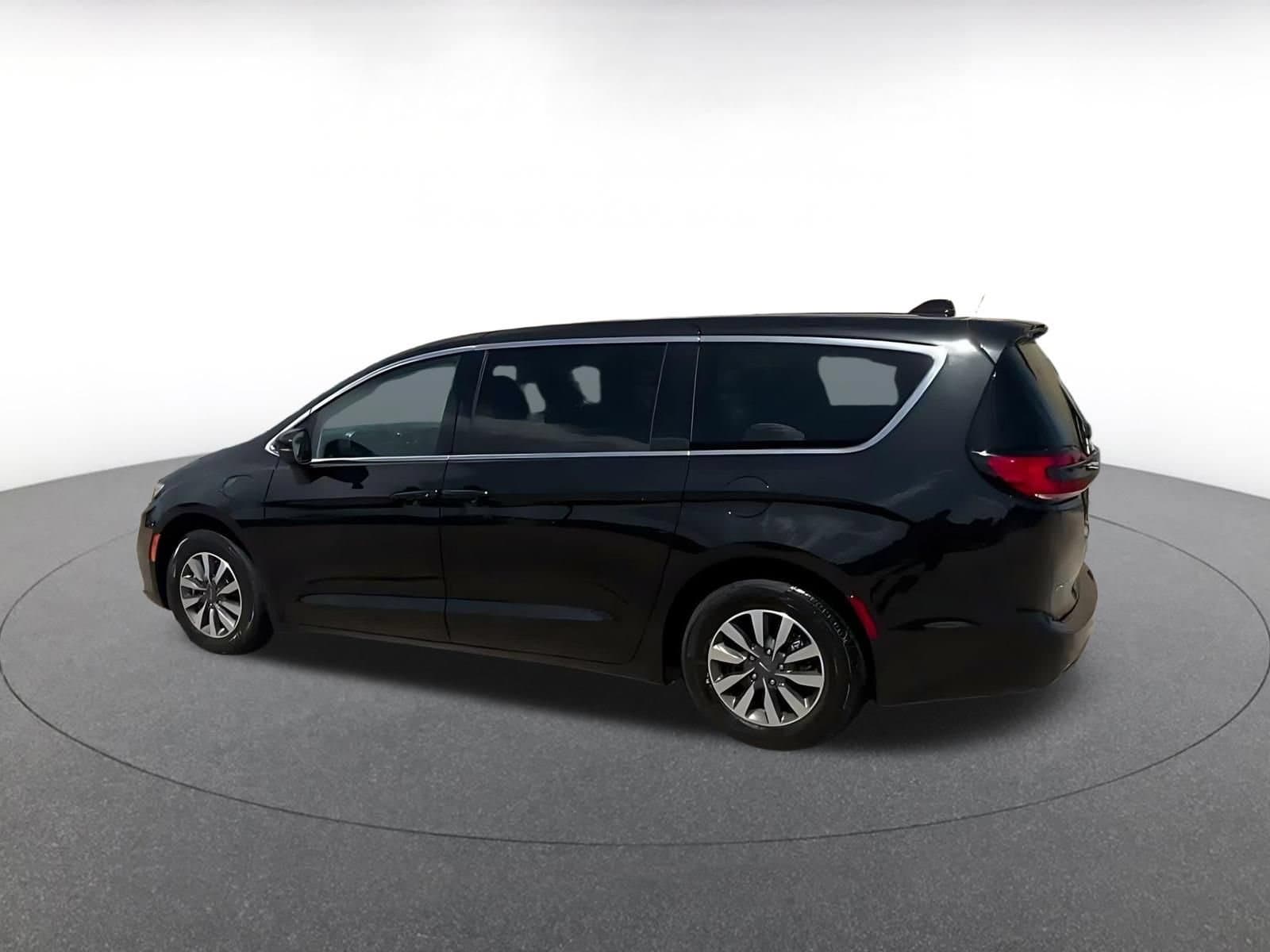 Thumbnail: 2023 Chrysler Pacifica - 10