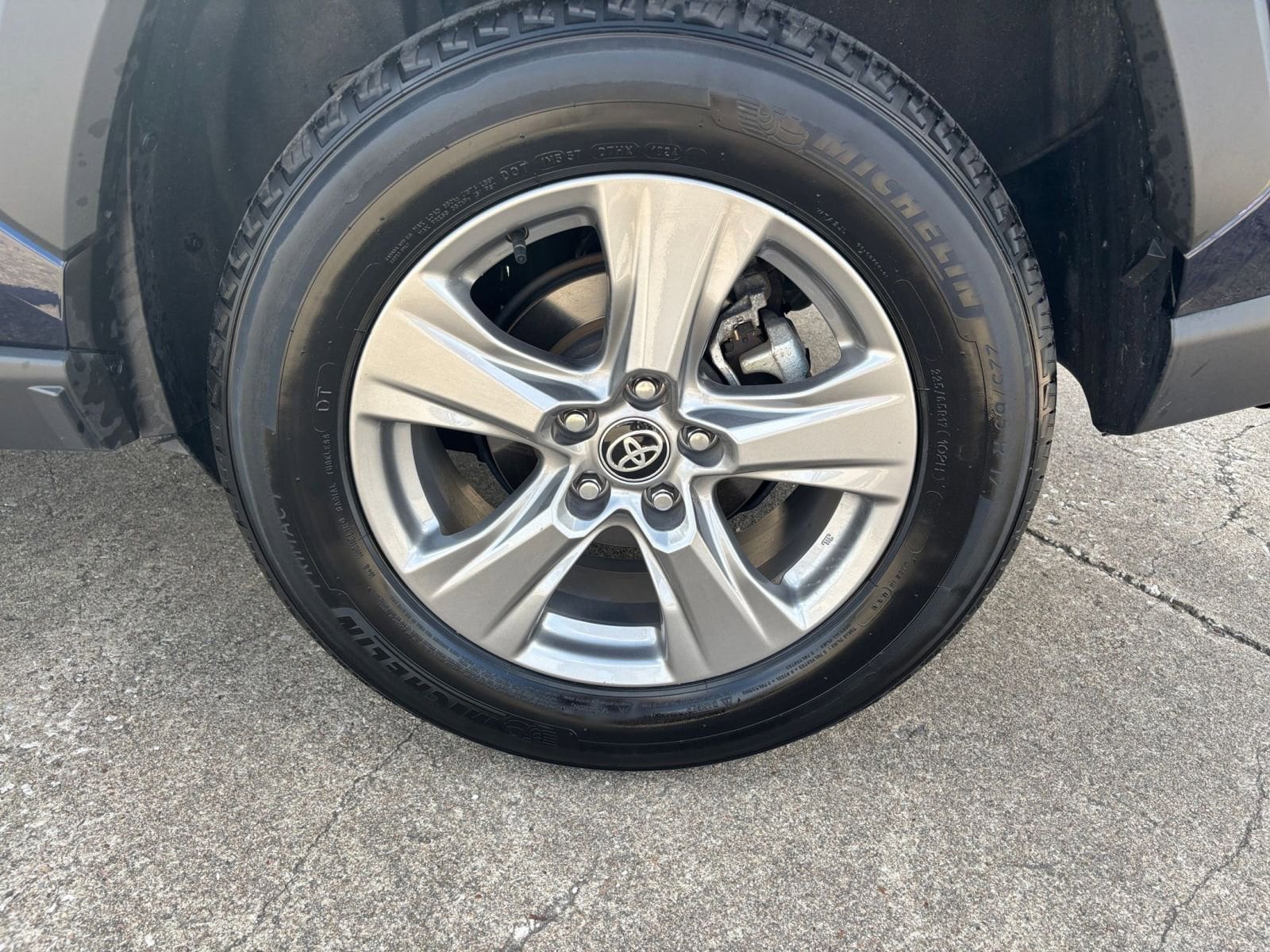 2024 Toyota RAV4 XLE 24