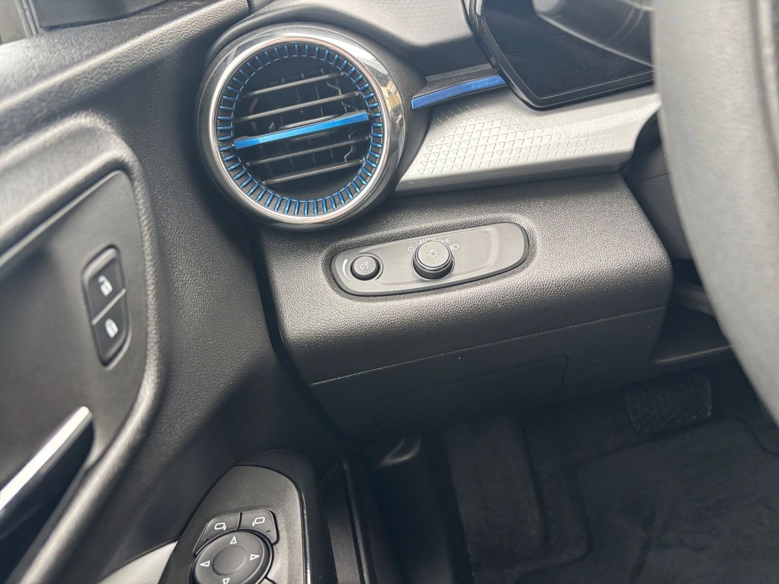 Thumbnail: 2025 Chevrolet Trax - 32