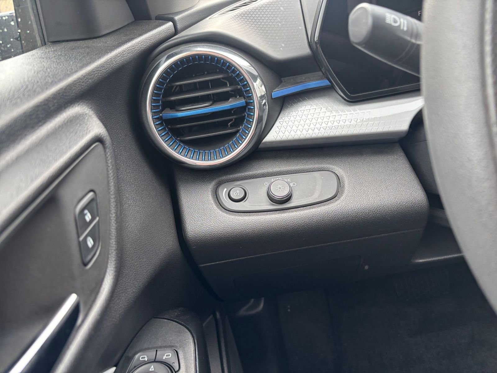 Thumbnail: 2025 Chevrolet Trax - 33