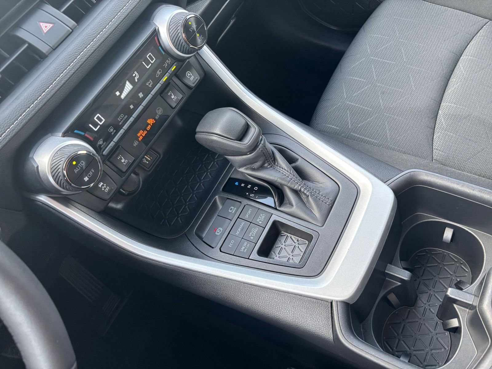 2024 Toyota RAV4 XLE 35